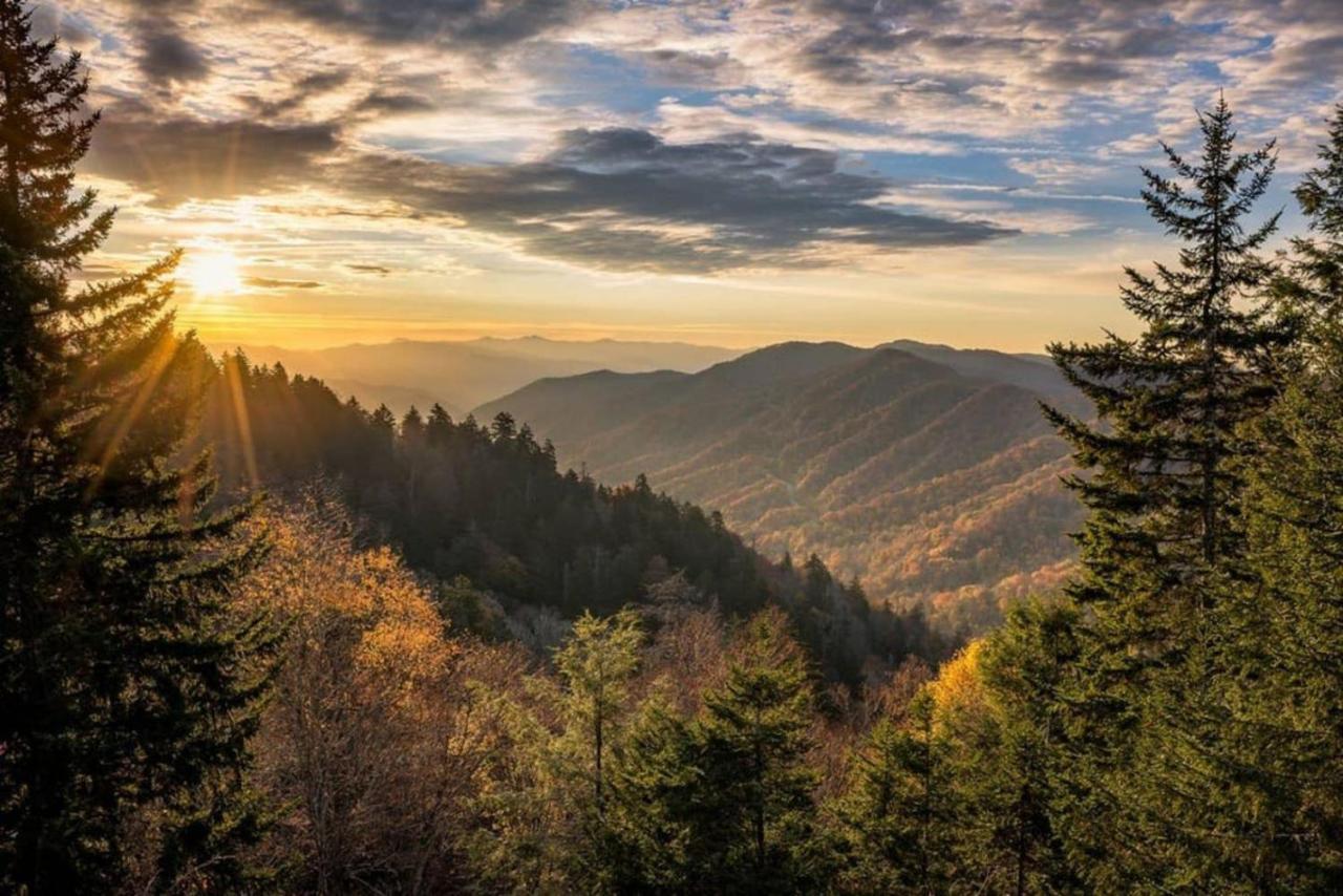 Wow Views!!-Mountain Escape-Outdoor Pool-Close To Downtown-Wifi-Cable-Private Balcony Gatlinburg Exteriör bild
